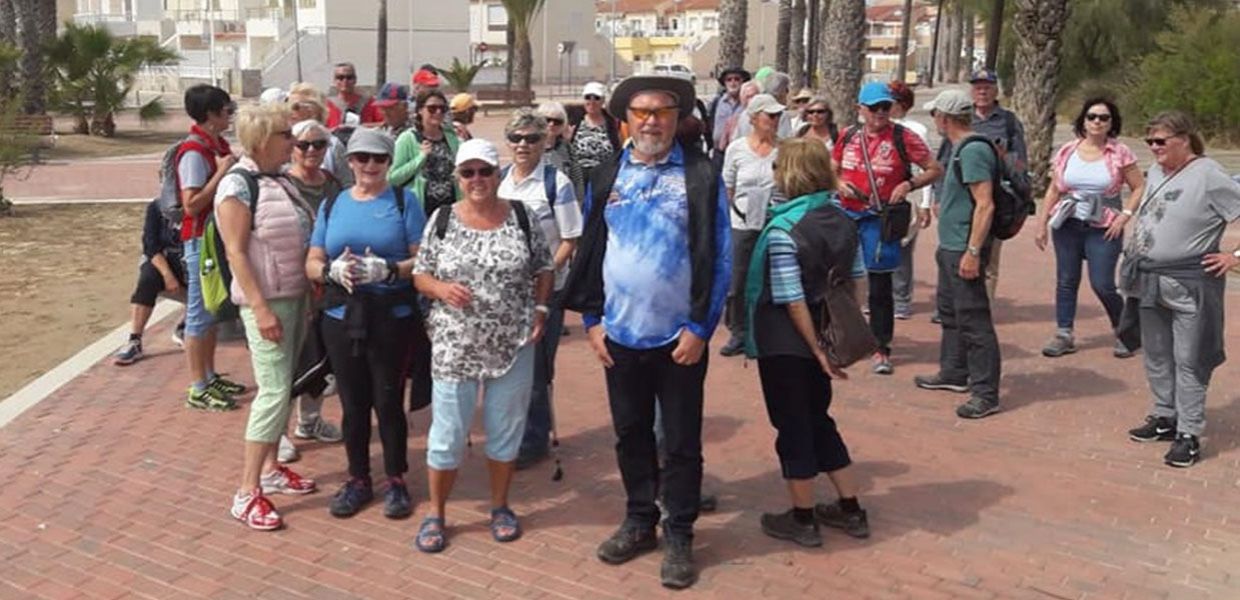 Gruppenfoto-Wanderfreunde-gemaessigtes-wandern